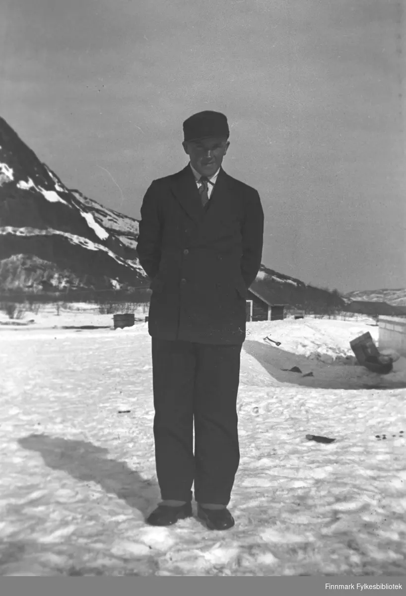 Leif Mikkola i snøen utenfor Mikkelsnes