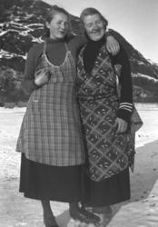 Søstrene Marine og Synnøve Mikkola