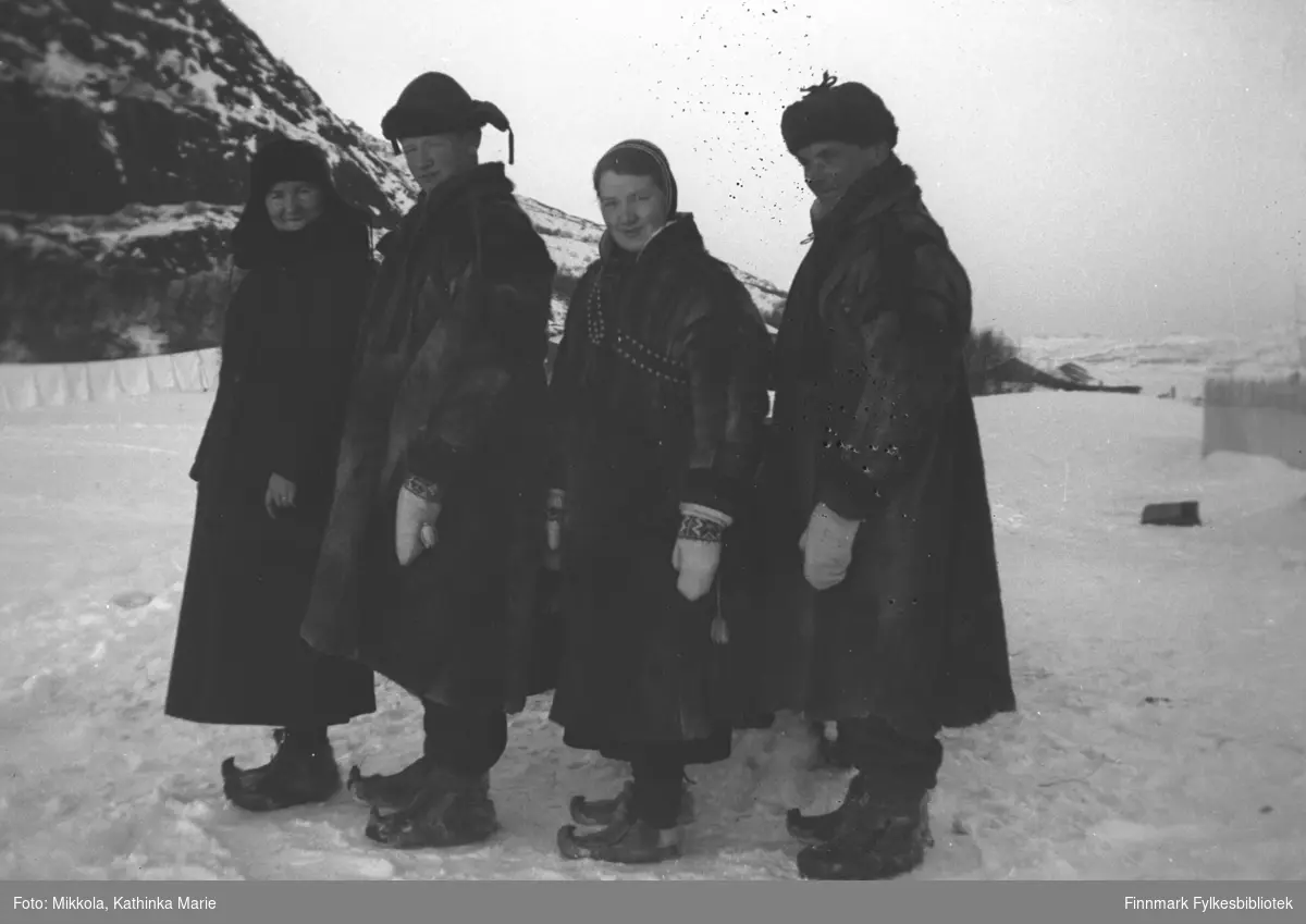 Med skaller og pesk på jordet utenfor Mikkelsnes. Fra venstre: Nanna Methi (i kåpe), Mikkel, Synnøve og Leif Mikkola