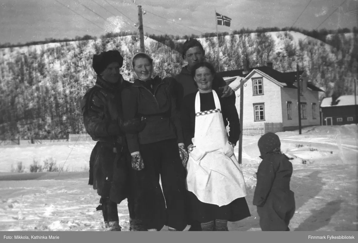 Gruppebilde tatt ved kirka i Neiden. John Haaheims hus i bakgrunnen. Fra venstre: Leif, Marine, Storm og Astrid, alle med etternavn Mikkola