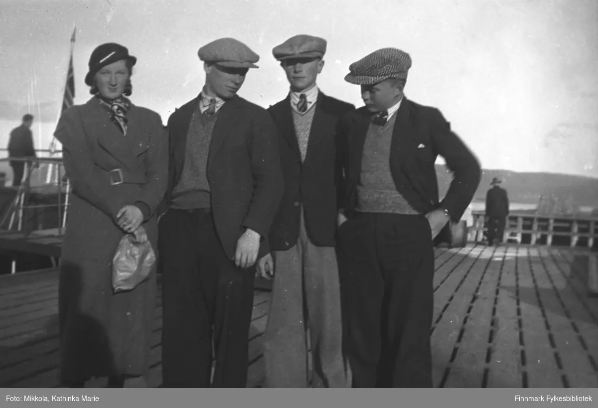 Ungdommer fra Neiden på dampskipskaia i Kirkenes. Fra venstre: Marine Mikkola, Frans Labahå, Eino Karikoski, Felix Arvola