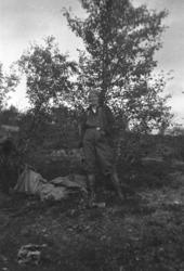 På fjelltur i Neiden. Synnøve Mikkola i overall og gummistøv