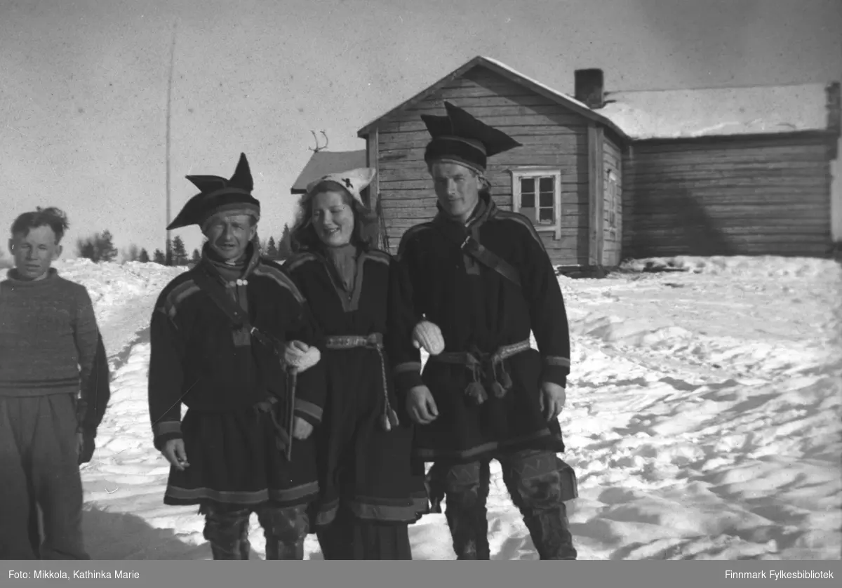 Pakanajoki, ca. 1946-1947. Fra venstre: Gutt, antakelig med etternavn Valle, Jakob Hallonen, Kari og Andreas Mikkola
