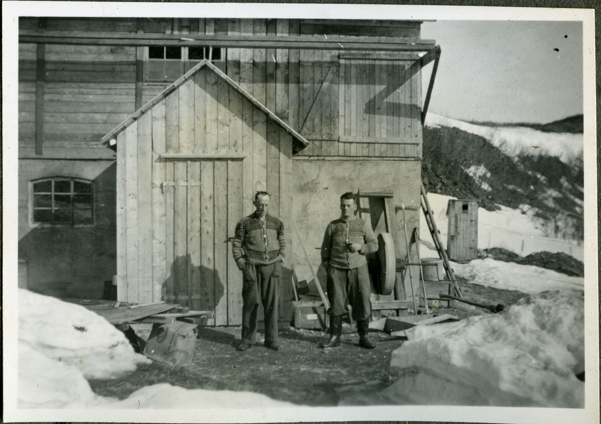 Friarfjord, 1945. Sigurd Bjørgum (fra Stjørdal) og Albert Andersen (fra Lebesby, bror til Martin Andersen) driver med gjenoppbygging av fjøs etter krigen. Antakelig i nærheten av skifterbruddet i Friarfjord.