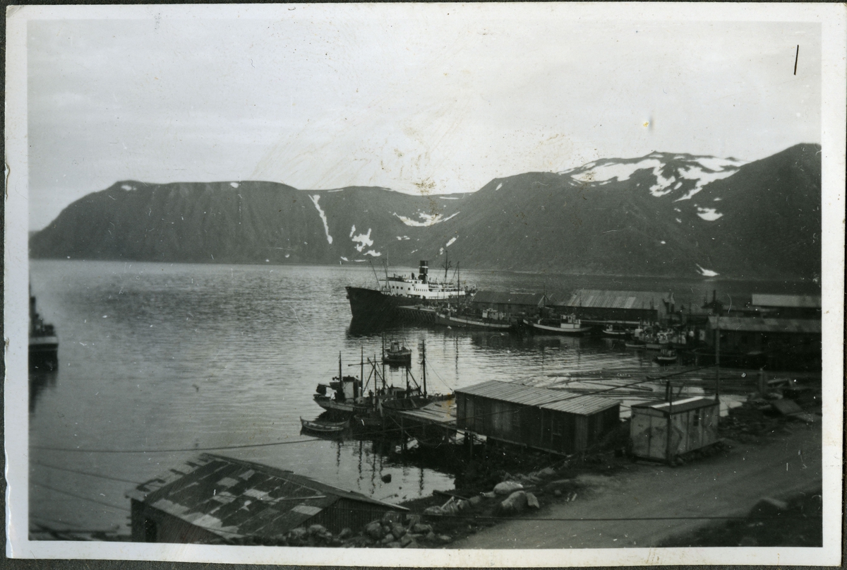 Oversiktsbilde av Honningsvåg. Hurtigruteskipet "Sigurd Jarl" ligger ved kai.