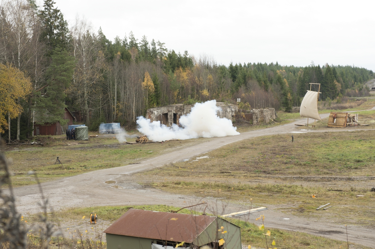 Kopia av Vasas 24-pundiga bronskanonen provskjuts vid Saab Bofors Test Center i Karlskoga.Skottet riktades mot en kopia av en del av Vasas fartygssida.