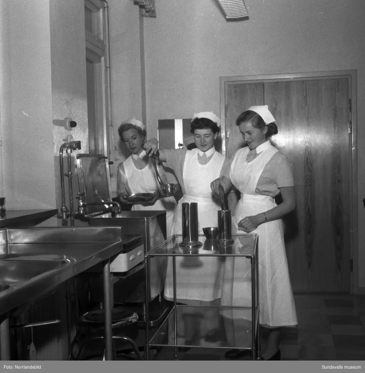 Kursavslutning på sjuksköterskeskolan i Sundsvall 1954.