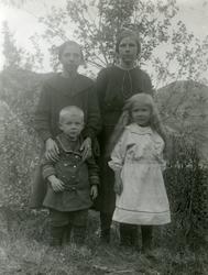 Bak fra venstre: Tora, Aasta, Peder og Maggi