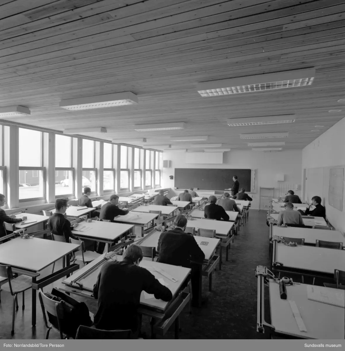 Tekniska gymnasiet på Västermalm. En stor grupp bilder fotograferade för en reklambroschyr.