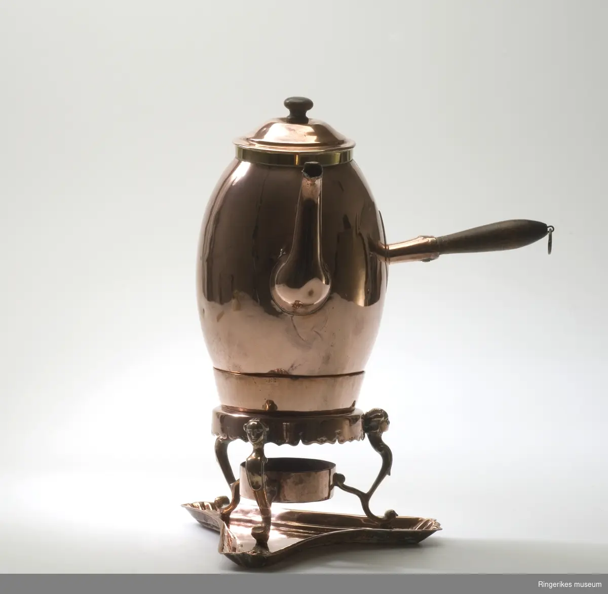 Kaffekanne i kobber med varmer og brett også i kobber