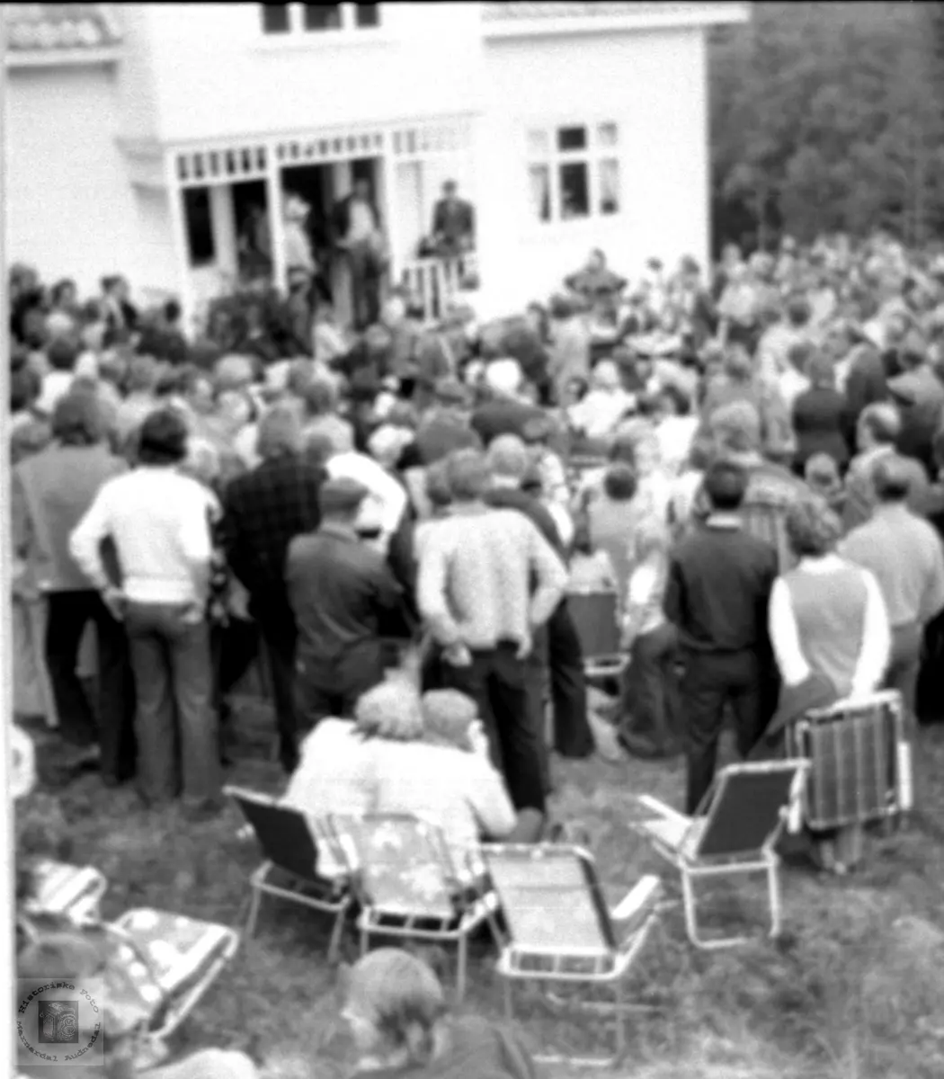 Folksomt på auksjon på Mindrebø.