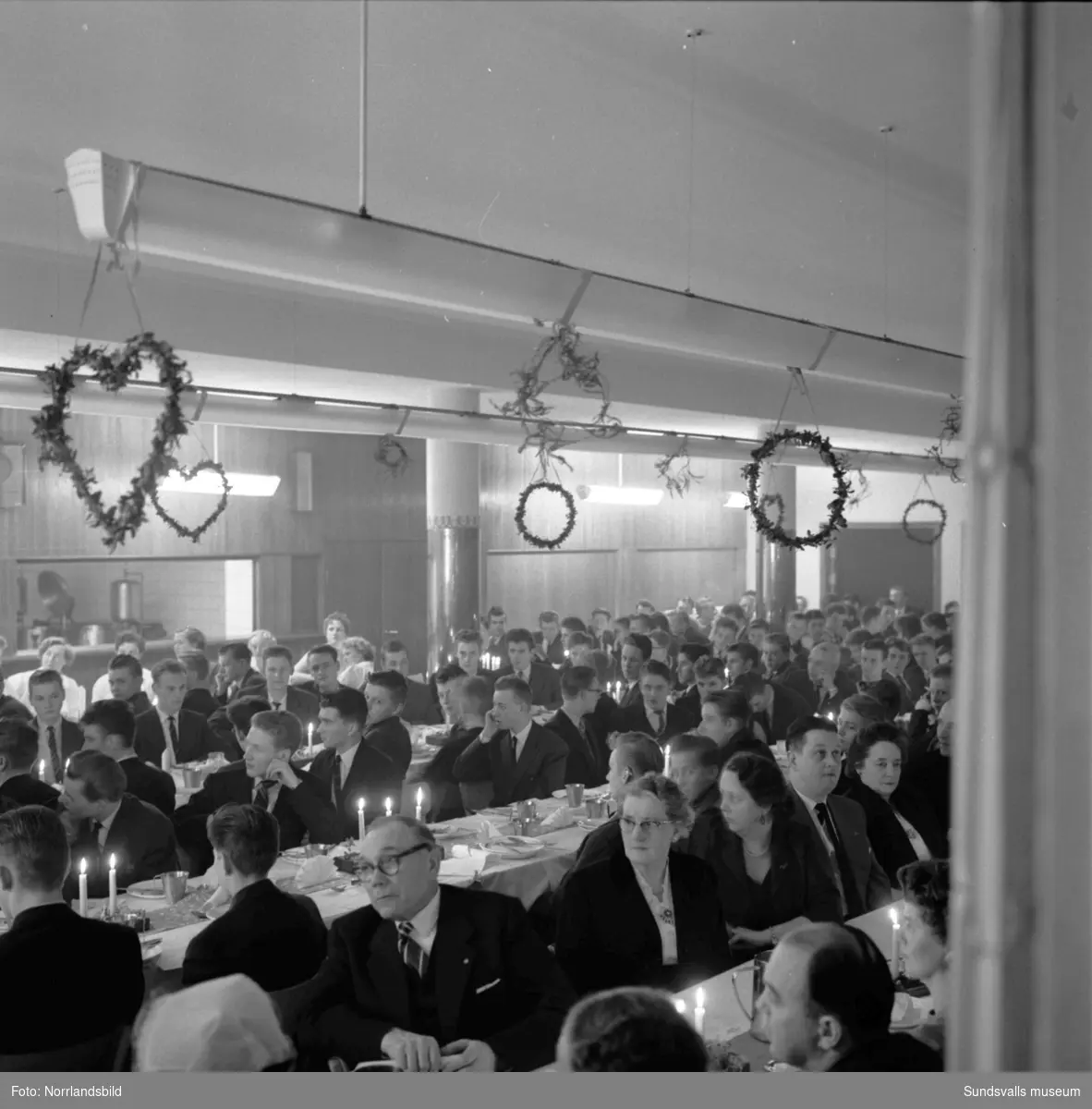 Verkstadsskolans julfest 1957 med middag, musik och dans.