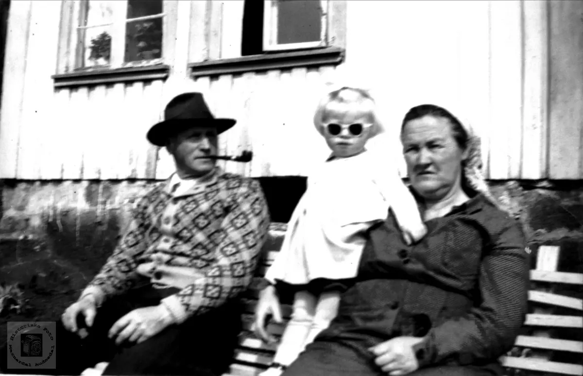 Portrett av Martin og Åsne Tønnesland og et barn