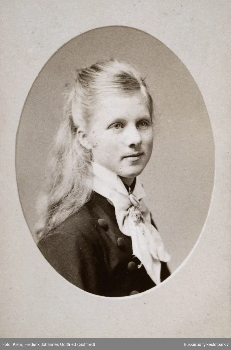 Sophie Dybwald
f. 1858
Konfirmert 1874
gift 18.sept.1877
død 9 okt. 1892

Visittkortalbum fra JKK Brockmannog Elisa og O.P. Moe
