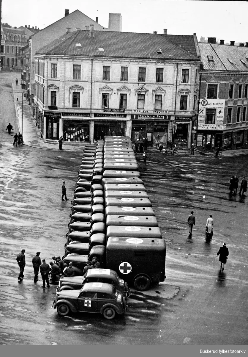 Invasjonen i Norge
Tyske Røde kors biler på S. Torg maidagene 1940.
Bilene fraktet både tyske og norske militære til sykehus og lasaretter rundt Hønefoss fra kampene sompågikk i Haug utenfor Hønefoss.