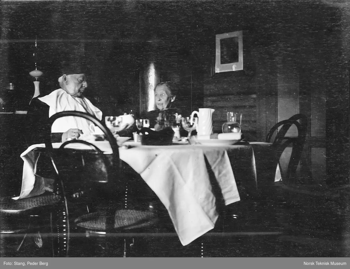 Emil og Adelaide Stang, Per Stangs foreldre, ved frokostbordet hjemme på Evje