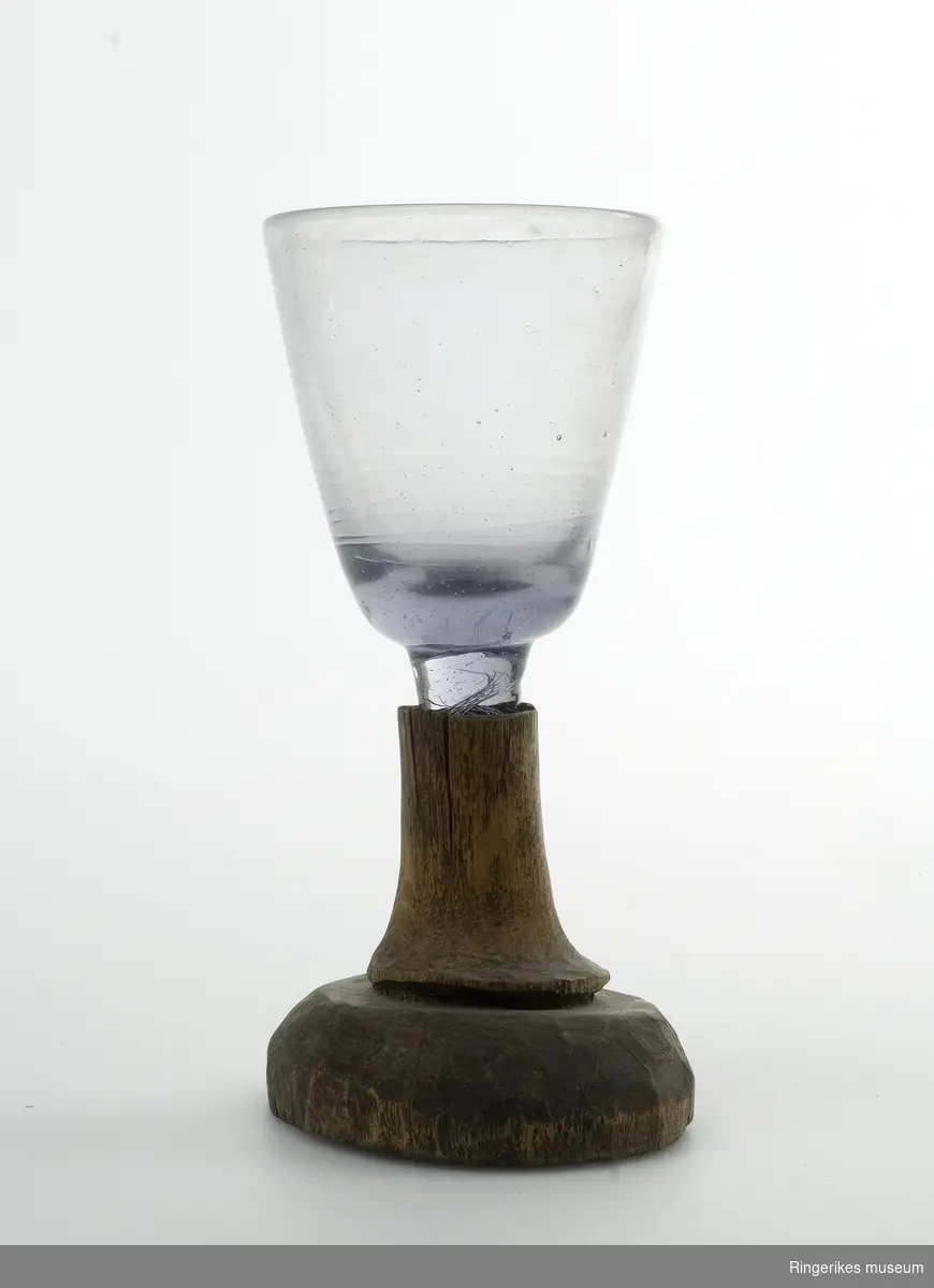 Glass med brukket stett på trefot. Muligens fra Hurdal glassverk (1780 - 1800)

Rakkerglass
