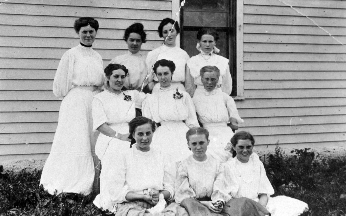 Amerikabilder, Per Mæhlum, Vallset.
Gruppebilde, 10 kvinner, ukjente navn. Eastedge, Nord-Dakota, USA. År 1909.