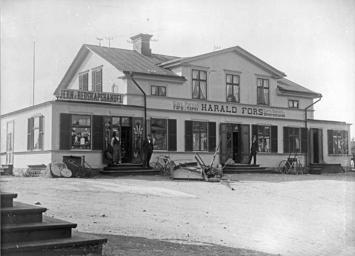 AB Grillby Jern & Redskapshandel och Harald Fors Speceri & Diversehandel, Boglösavägen 1, Grillby, Uppland, vy från nordöst, ca 1899-1906.