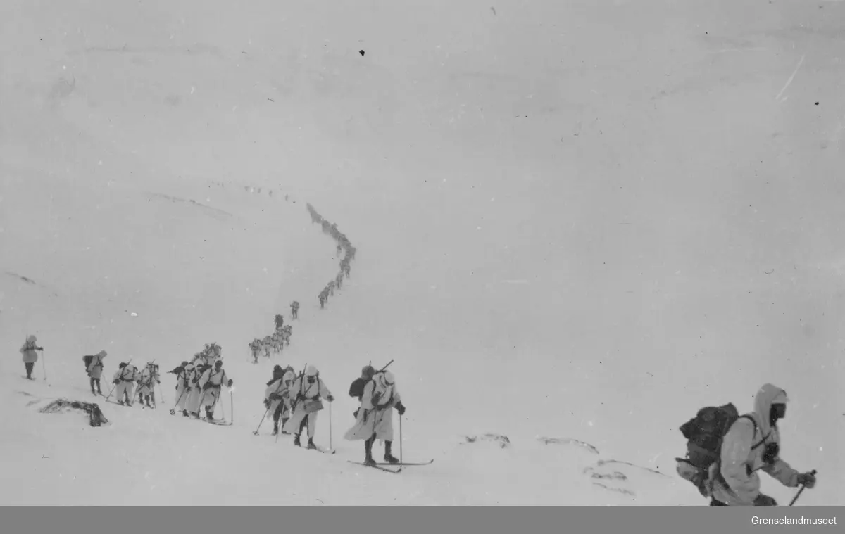 Tyske soldater på ski over et fjell