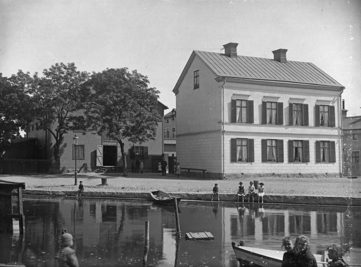 Kryddgårdsgatan 44 - Hamngatan, folkliv vid ån, Enköping, vy från väster.
