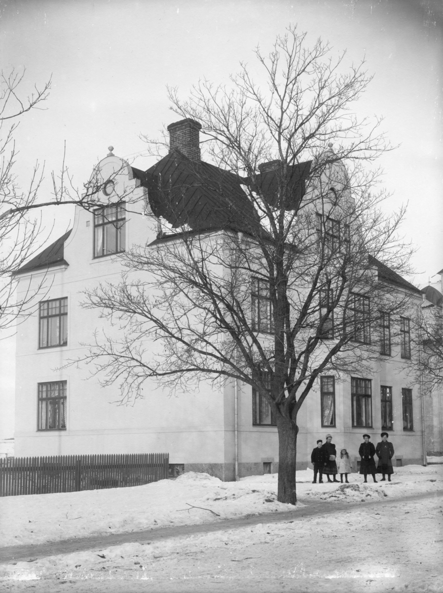 Västra Ringgatan 18, fem personer, Enköping, vy från söder, tidigast 1907.