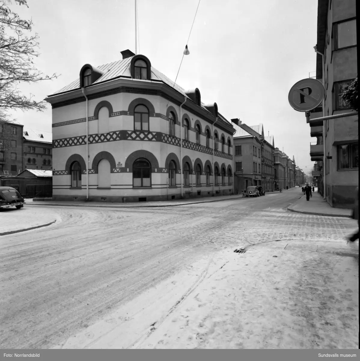 Exteriörbild av Yrkesskolan i hörnet av Thulegatan och Rådhusgatan.
