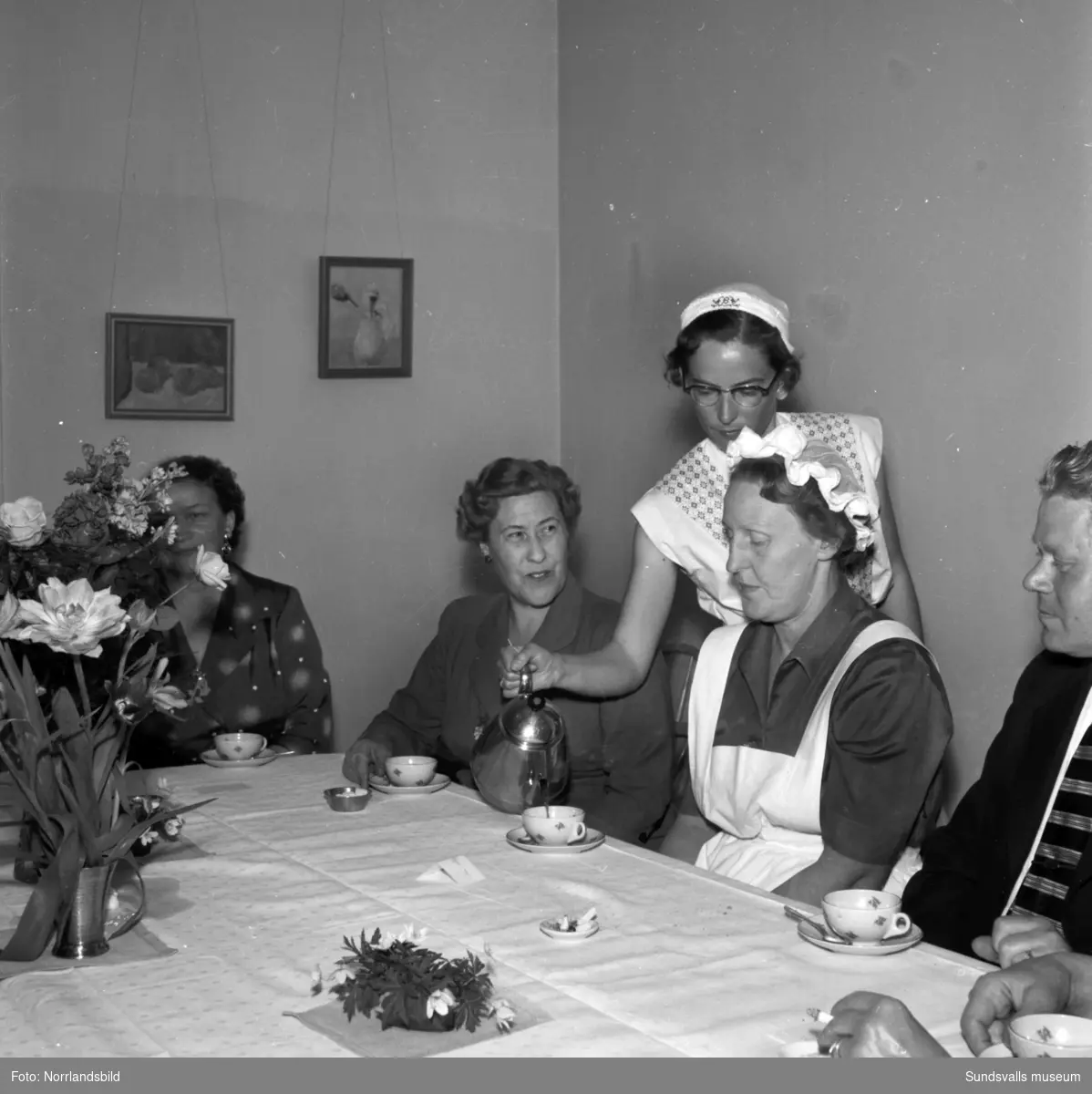 Matlagningskurs på Vita bandets husmodersskola. Rektor Elsa Rutbäck ses på bild 3.