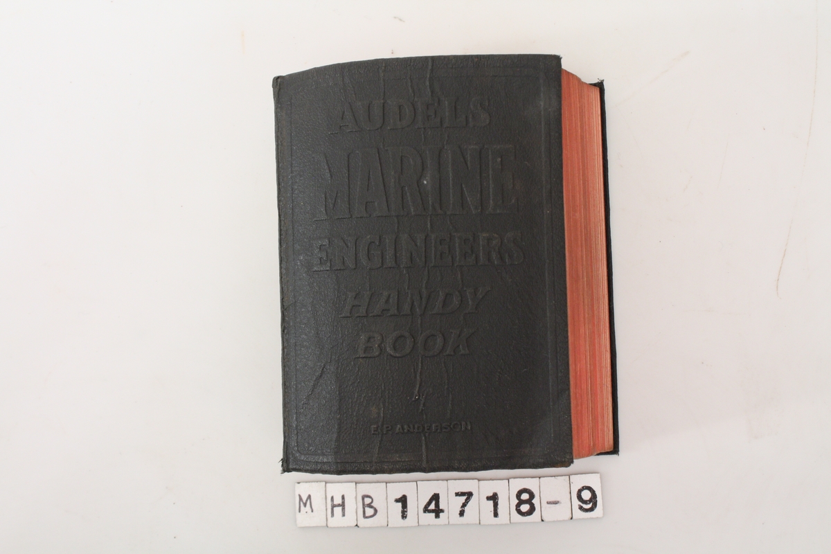 Bok med tittelen: "Audels Marine Engineers handy book", E. P. Andersen. Sort imitert skinn. Røde sidekanter. Tittel preget med gull på bokryggen. På forsiden er tittelen preget slik at teksten står ut. 1258 Sider. Sydd rygg.
