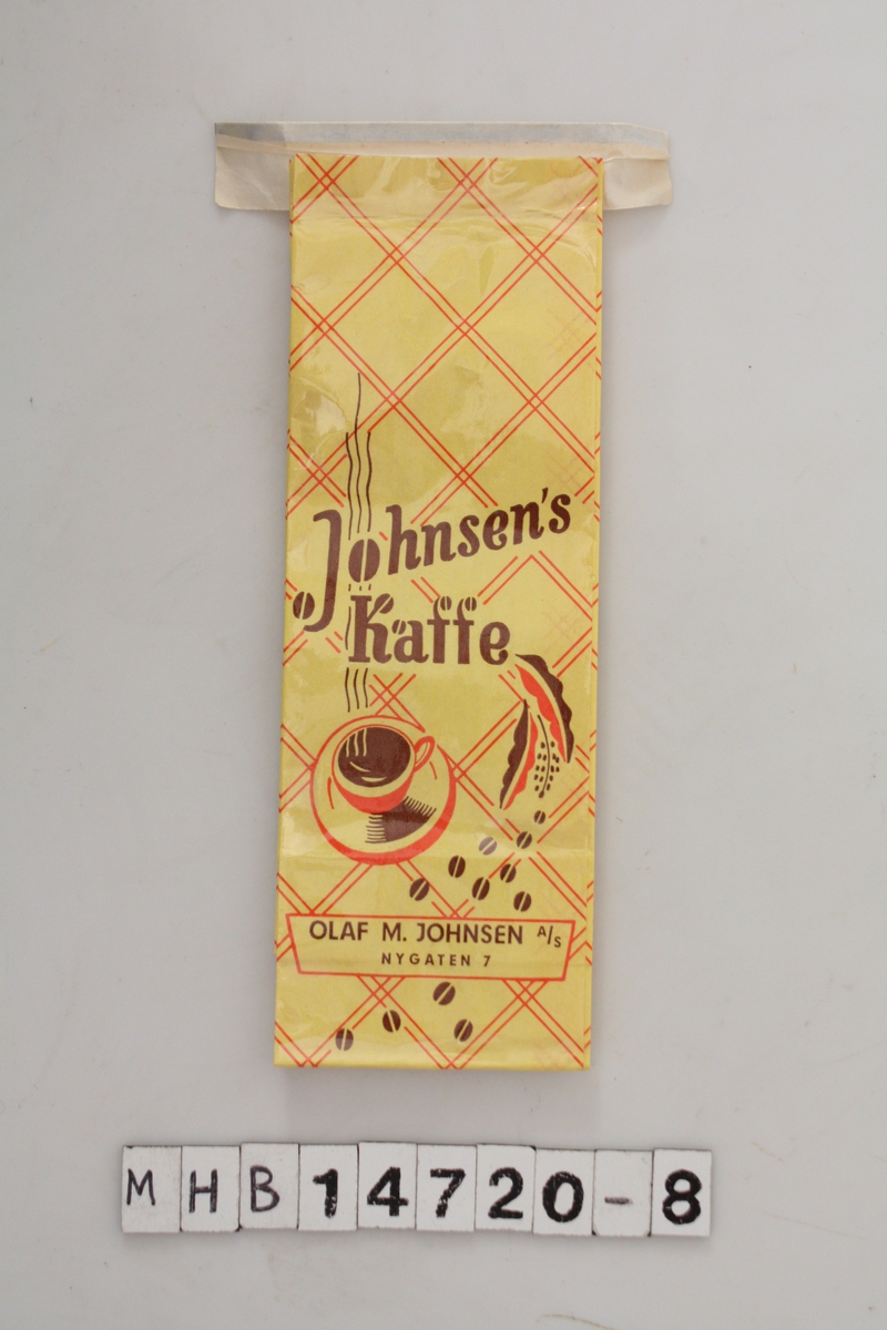 Kaffepose med gul bakgrunnsfarge. Rutemønster på posen en logo med skrift, en rykende varm kaffekopp og kaffebønner. Lukking med en hvit klips.