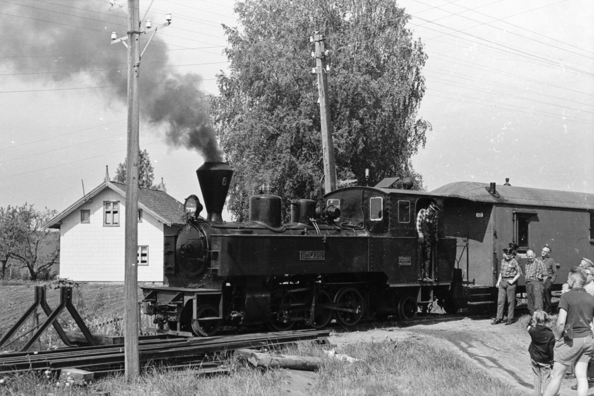 Et av de første tog på museumsbanen Urskog-Hølandsbanen ved Sørumsand, trukket av damplokomotiv 6 Høland. Turen ble arrangert for andelshavere og deres familie.