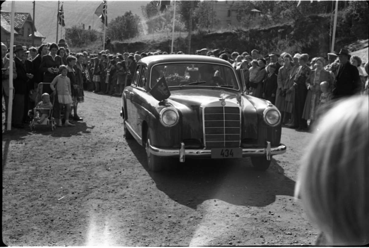 Fra kongebesøket på Stokmarknes 1959
Her kommer kongen i bilen