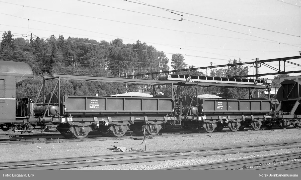 Sidetippvogner litra XLs5 nr. 5870 og 5871 på Ski stasjon