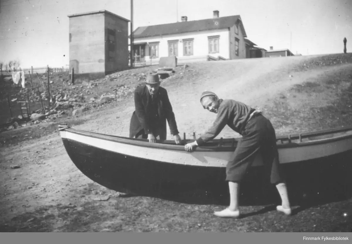 Alfred Amundsen og Tor Hauge. Bestefar hadde ordnet en spissbåt som var håndgranatsprengt.Prost Balkesgt. Ballo huset oppe i bakgrunnen, samt transformatorkiosken før den ble miljøvennlig malt.
