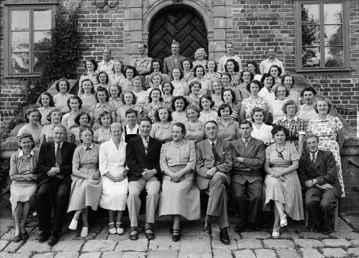 Grupporträtt -  elever och lärare vid Wiks folkhögskola, Balingsta socken, Uppland 1946