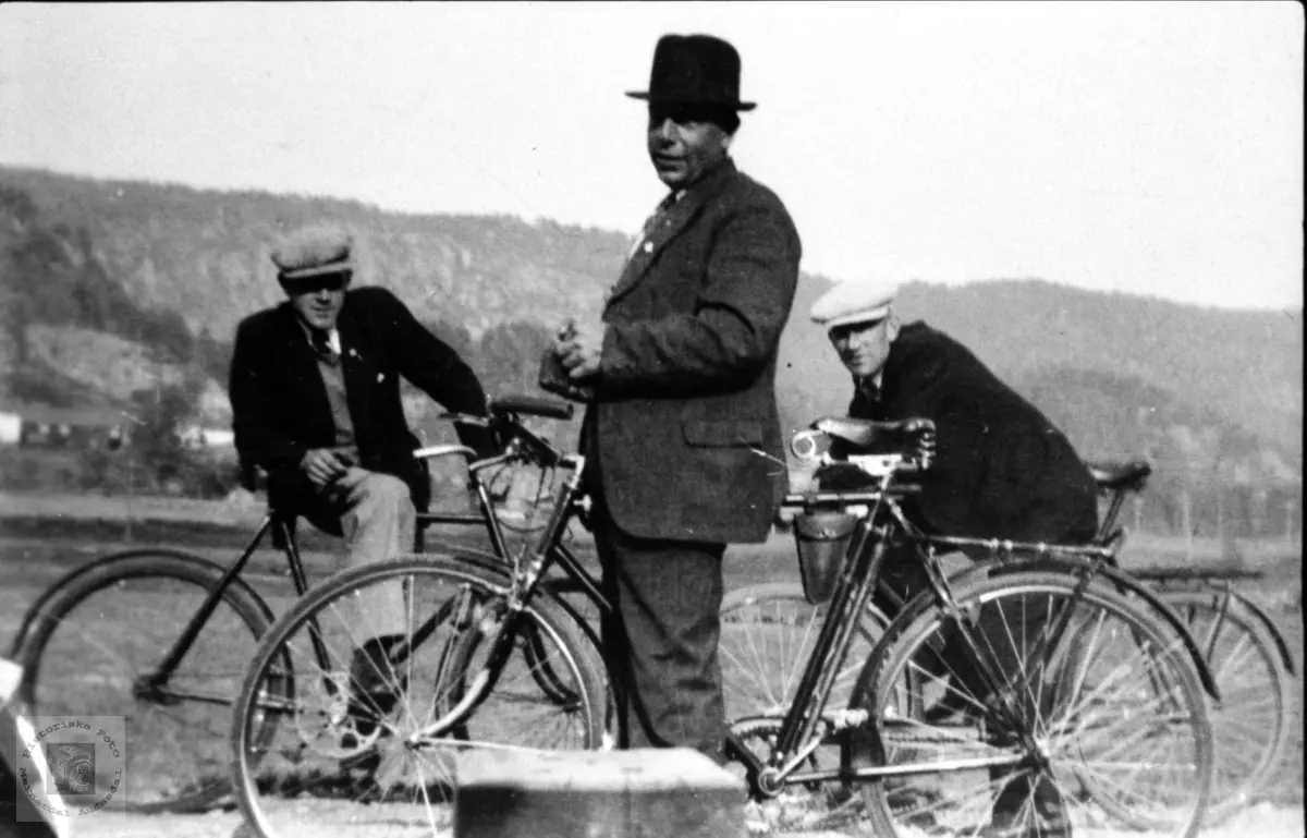 Tre menn med sykler på Laudal.