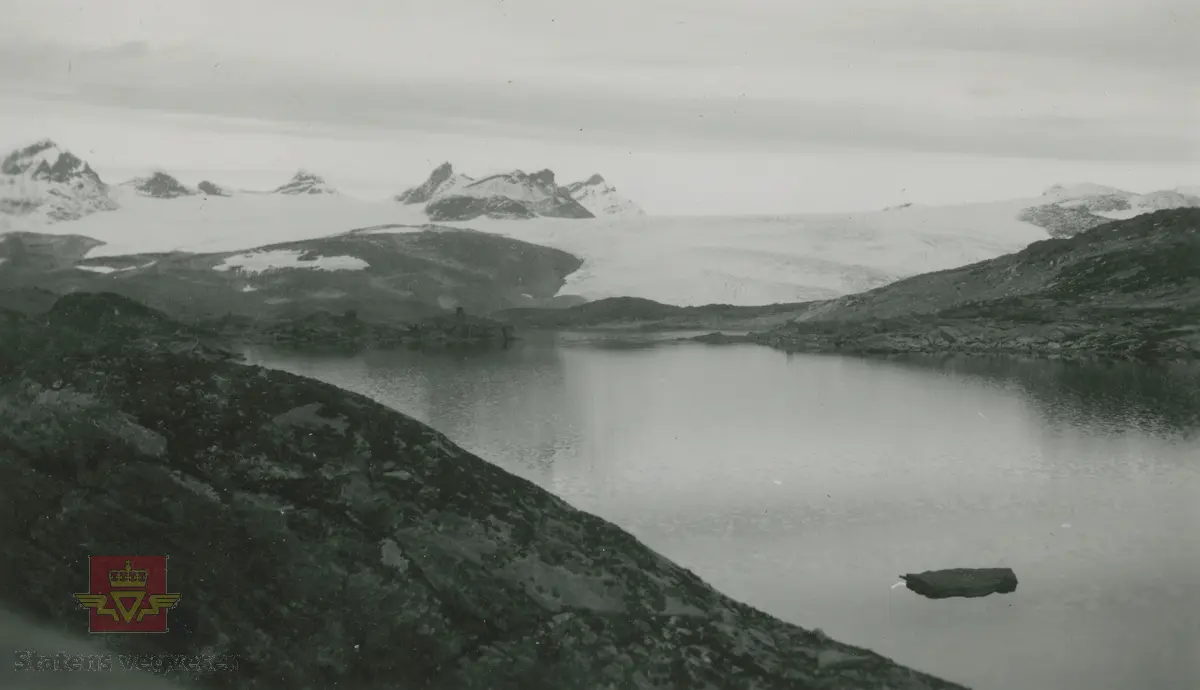 Album fra 1929-1943. Bilde av Fantestein i vannet ved Smørstabbtindene på Sognefjellet.