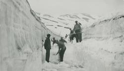 Snømåking for hånd på Strynslinjen i juni 1938