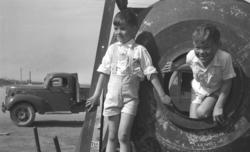 Rolf og Øystein Hauge fotografert en sommerdag i Vadsø like 