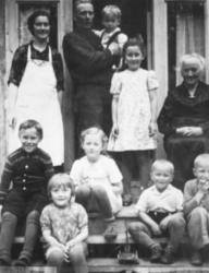 På trappa på Gamnes i Tverrelvdalen. Øverst på trappen står 