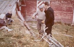 Ute på plassen Gamnes. De to barna som sitter til høyre er T