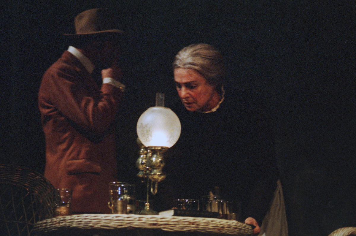 Scene fra Nationaltheaterets oppsetning av Maxim Gorkij "Solens barn". Forestillingen hadde premiere 18. oktober 1979. Ernst Günther hadde regi og Lubos Hruza kostymer og scenografi.