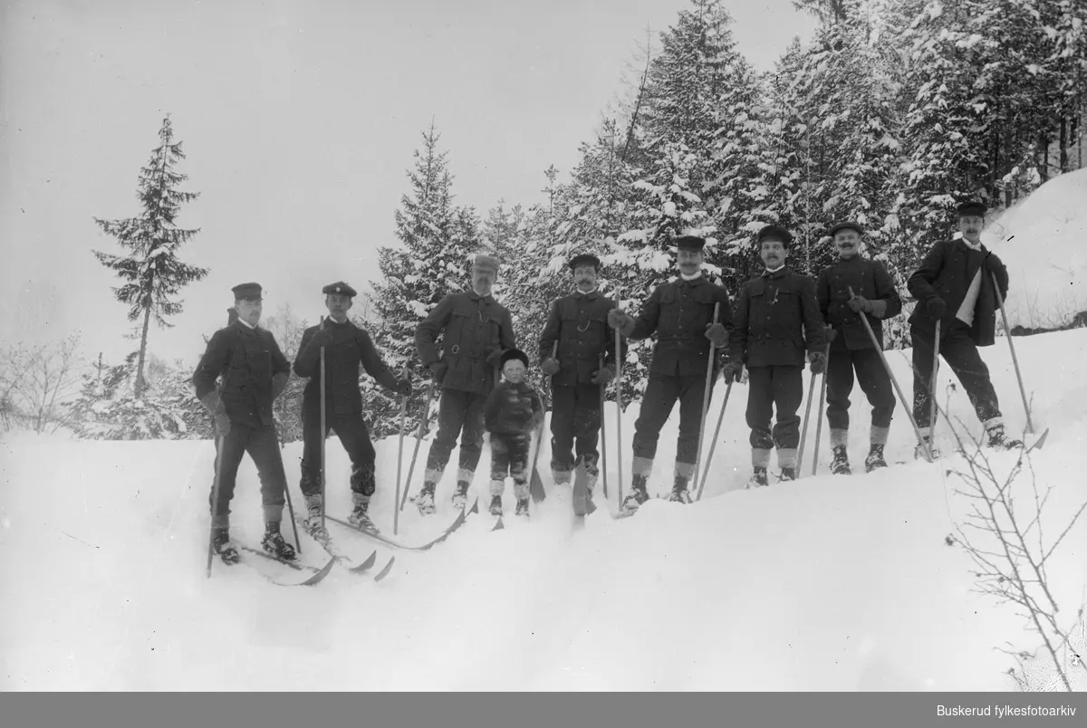 Gruppe av skiløpere antagelig ved Livbakken