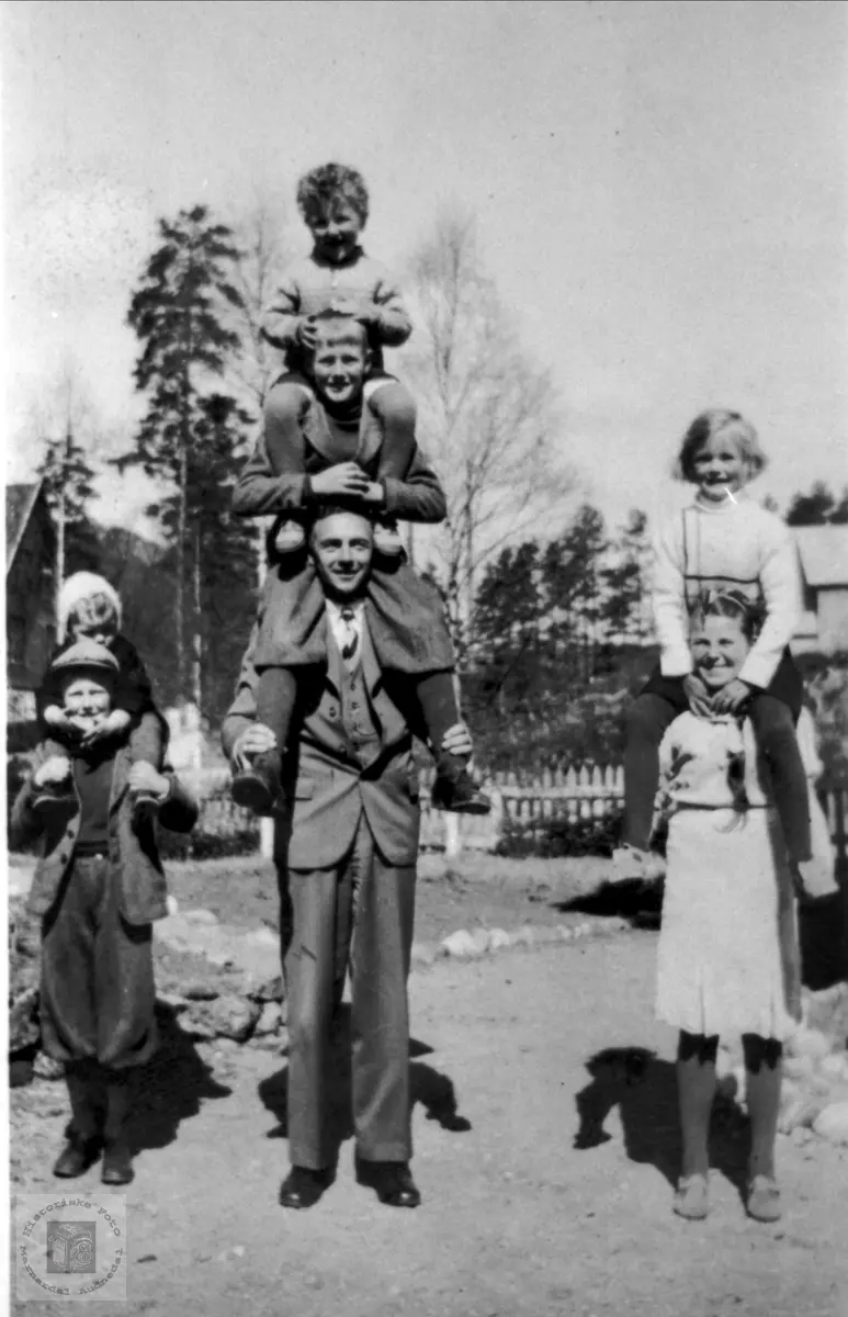 Doktor Rosenvold sammen med barn
