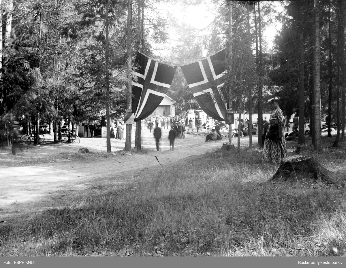 Schjongslunden ved Storelva. Det er pyntet med flagg i anledning byjubileet i 1902. 50 års jubileum