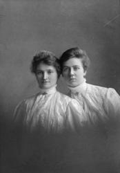 Portrett av søstrene Andrea (t.v, gift Grønning) og Emma Kas