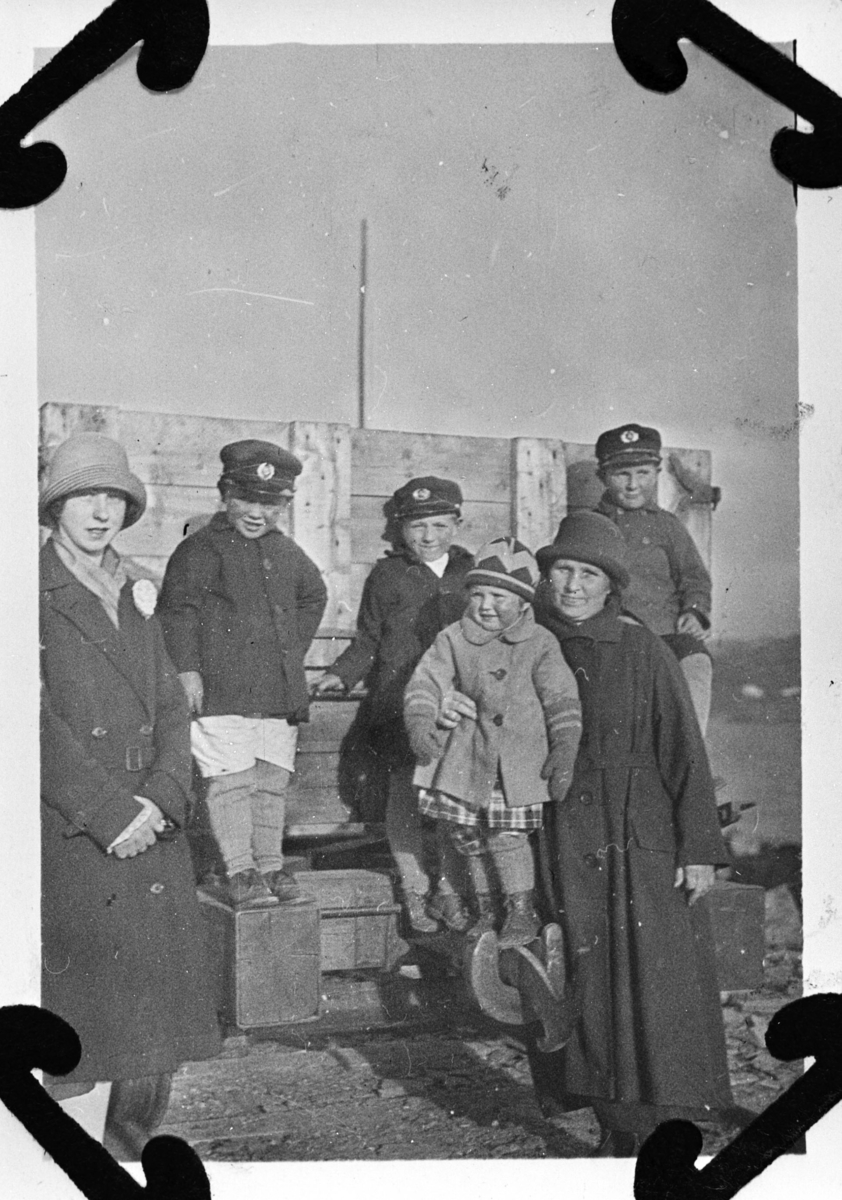 Tatt på vestermoloen i Berlevåg. Fra venstre: Esther, Rolf, Thore, Rakel og Kathinka Lein. Til høyre Reid Holmen. De står foran av en tilhenger i tre.