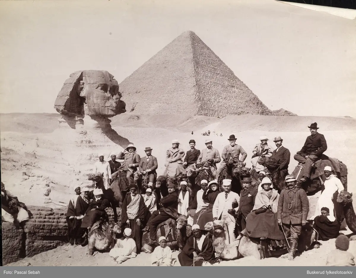 Egypt, Pyramidene i Giza
Sfnixen Abu ´l-Hol med Khefran pyramiden i bakgrunnen