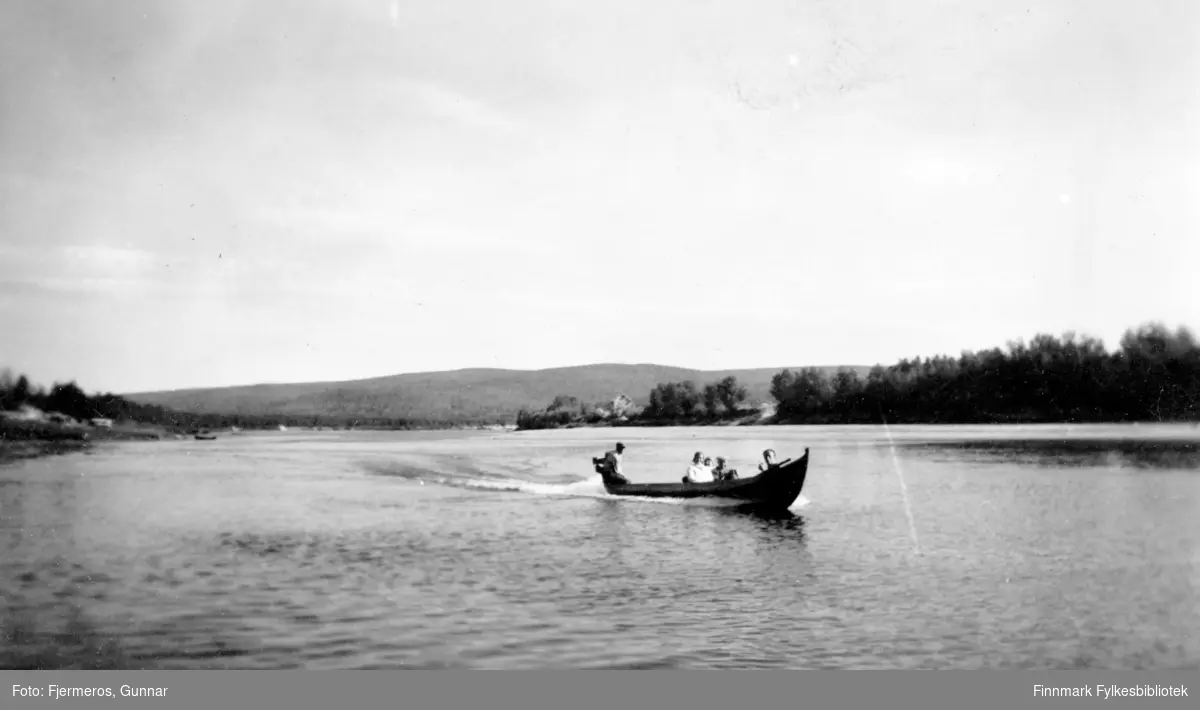 En elvebåt med fem personer ombord fotografert på elva Karasjohka.