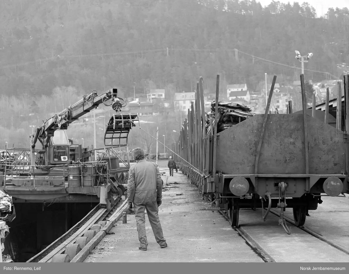 Omlasting av skrapjern fra båt til godsvogn litra Os på Åndalsnes stasjon